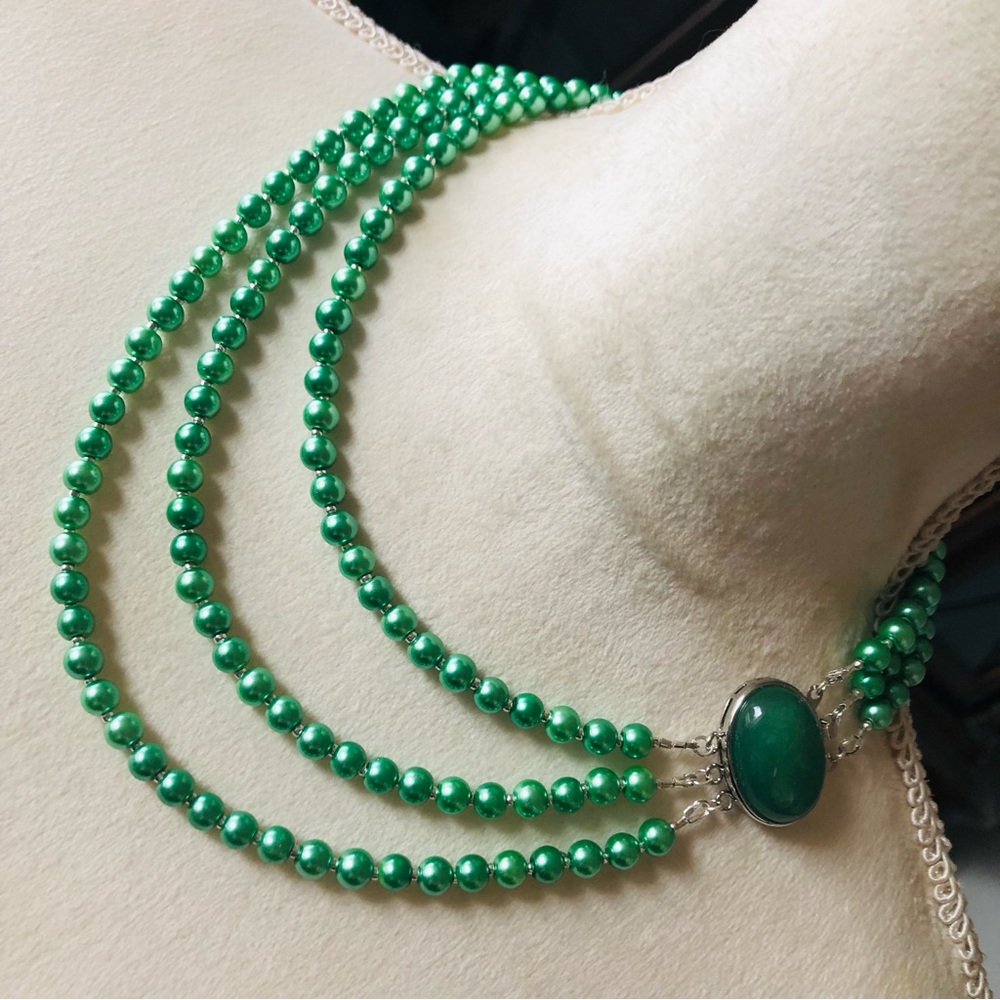 Handcrafted triple strand green glass pearl oval green chalcedony clasp necklace